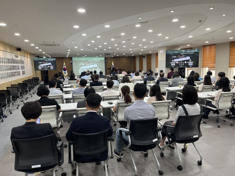 보건복지부는 15일 정부세종청사에서 김태유 서울대 명예교수 초청 강연회를 개최했다. 이스란 1차관, 이형훈 2차관을 비롯 국·과장 50여명이 참석했다. 김 교수가 강연하고 있다. 사진=정상균 기자