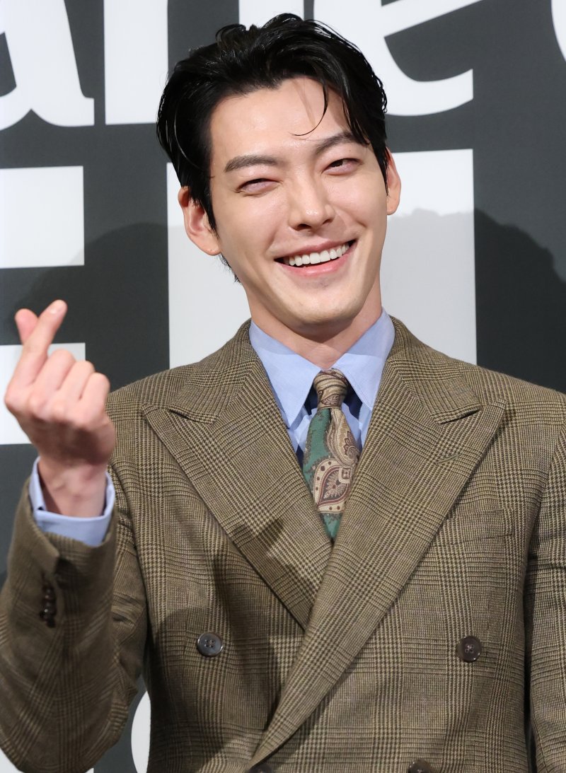 "김우빈이 먼저 와서 선결제"…팬들 위한 깜짝 선물 '훈훈'