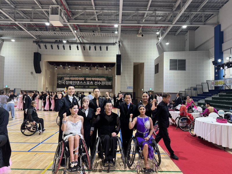 [울산=뉴시스] 울산 울주군은 소속 장애인댄스스포츠팀이 서울 서초종합체육관에서 열린 ‘2025 서울특별시장배 전국장애인댄스스포츠 선수권대회’에서 금메달 4개와 은메달 1개를 획득했다고 15일 밝혔다. (사진= 울주군 제공) 2025.09.15.photo@newsis.com *재판매 및 DB 금지