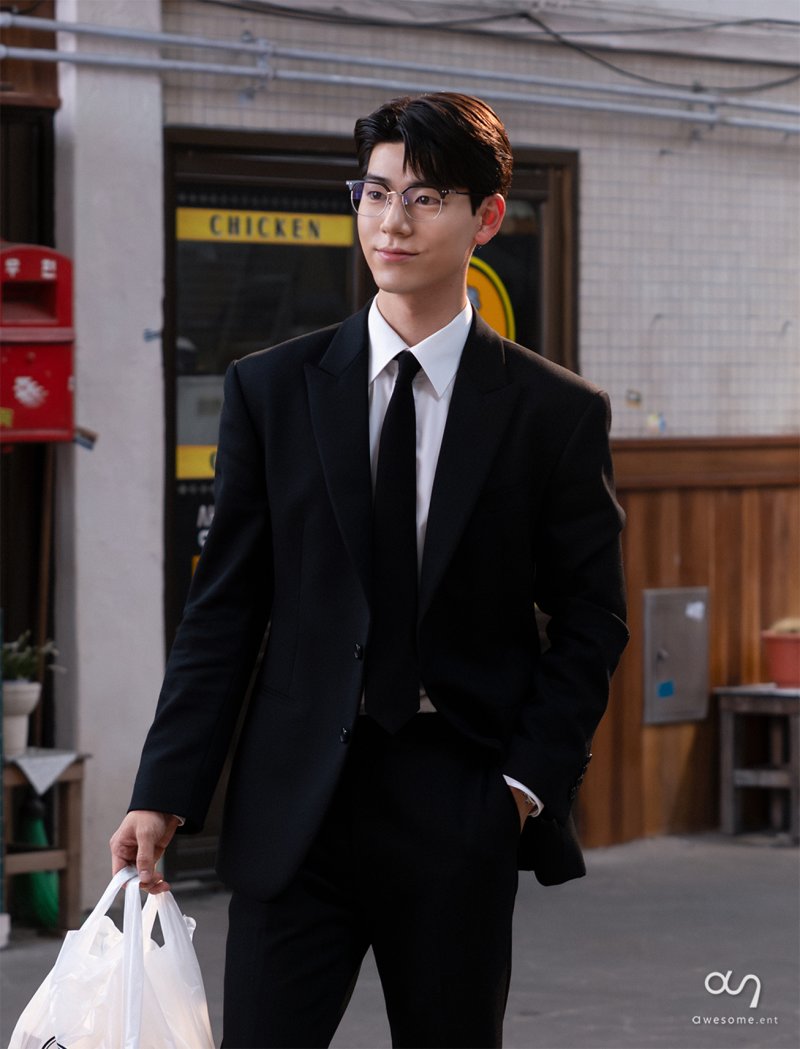 배현성, 판사와 치킨집 직원 사이…'신사장 프로젝트' 연기 변신