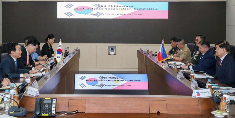 이두희 국방부 차관이 15일 서울 용산구 국방부에서 열린 '제4차 한-필리핀 국방협력공동위원회'에서 이리네오 에스피노 필리핀 국방부 선임차관 등과 논의하고 있다. 국방부 제공