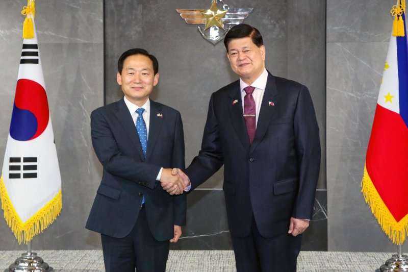 이두희 국방부 차관이 15일 서울 용산구 국방부에서 이리네오 에스피노 필리핀 국방부 선임차관과 '제4차 한-필리핀 국방협력공동위원회'를 하기 앞서 기념촬영을 하고 있다. 국방부 제공