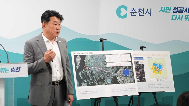 이원찬 춘천시스마트도시국장이 15일 시청 브리핑룸에서 춘천시 성명을 발표하고 있다. 춘천시 제공