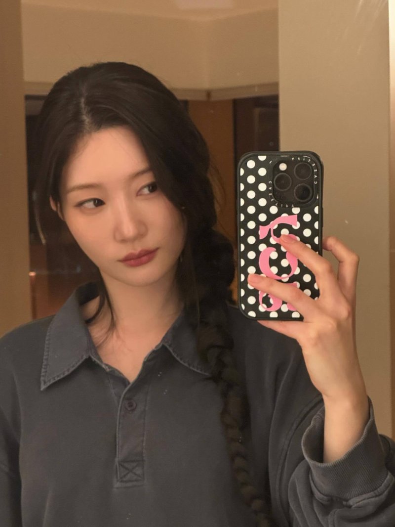 정채연, 시크함 가득 거울 셀카…무표정도 빛나네 [N샷]