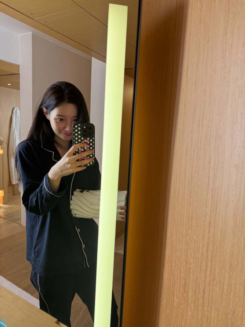 정채연, 시크함 가득 거울 셀카…무표정도 빛나네 [N샷]