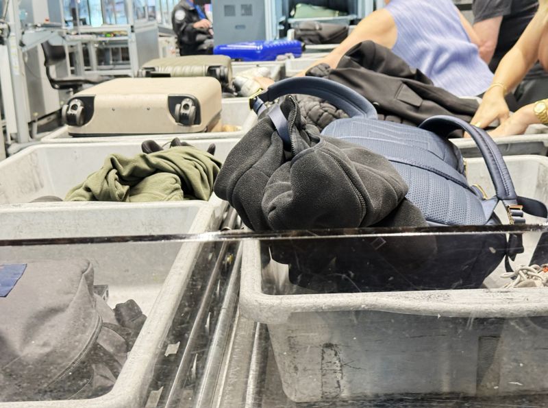 공항서 수하물 검사하던 직원, 현금 1400만원 보더니... 황당