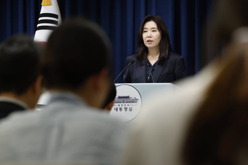 [서울=뉴시스] 최동준 기자 = 강유정 대변인이 2일 서울 용산 대통령실 청사에서 UN 총회 참석 관련 브리핑을 하고 있다. 2025.09.02. photocdj@newsis.com