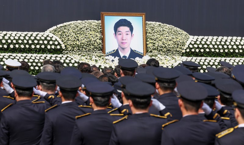 15일 인천 서구 인천해양경찰서에서 '해양경찰관 고(故) 이재석 경사 영결식'이 엄수되고 있다. 이 경사는 지난 11일 새벽 인천 옹진군 영흥면 꽃섬 인근 갯벌에서 밀물에 고립된 70대 중국 국적 노인에게 자신의 부력조끼를 벗어주고 함께 나오다 실종된 뒤 순직했다. 연합뉴스