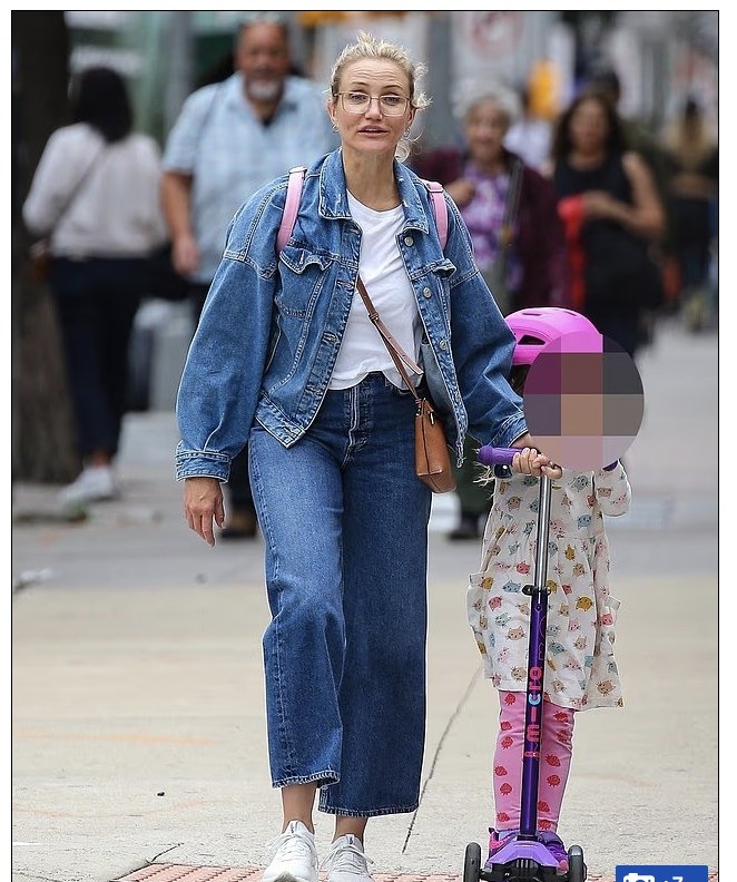 [서울=뉴시스]할리우드 스타 카메론 디아즈(53)가 지난 10일 딸 래딕스(5)와 함께 걷고 있는 모습이 포착됐다. (사진출처: 데일리메일 캡처) 2025.09.15.