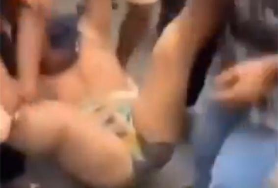 속옷 차림으로 끌려다닌 장관, 분노한 젠지... 무슨 일이길래