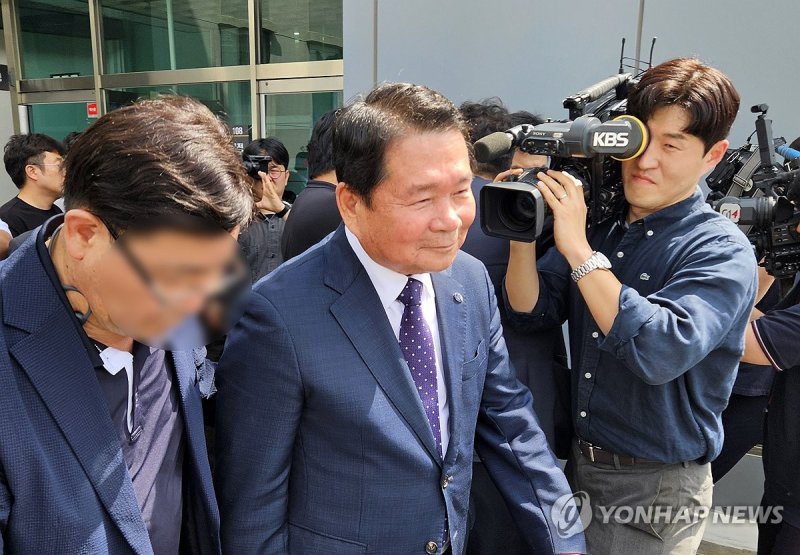 법원 빠져나가는 신경호 강원교육감 (출처=연합뉴스)