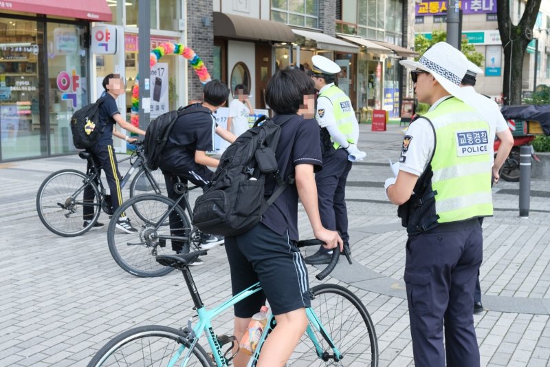 15일 오후 서울 강동구 고덕역 인근에서 김성현 강동경찰서 교통안전계 경장이 학생들에게 브레이크 없는 픽시자전거 탑승 행위에 주의를 당부하고 있다. 2025.09.15/ⓒ 뉴스1 이정환 기자