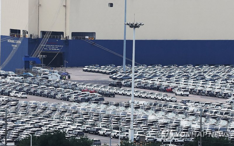 줄지어 서 있는 수출용 자동차 (출처=연합뉴스)