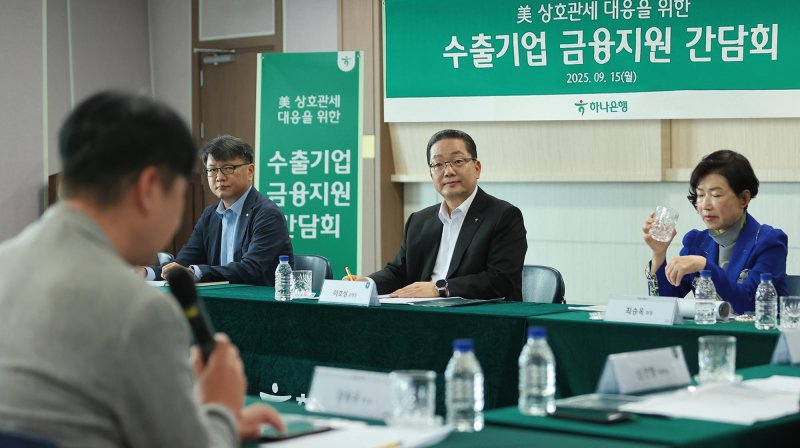 이호성 하나은행장이 지난 15일 경기 시흥 서진산업에서 열린 미국 상호관세 대응을 위한 수출기업 금융지원 간담회에 참석해 참석자의 발언을 듣고 있다. 하나은행 제공
