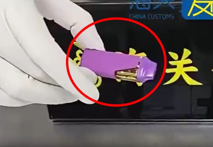 입국심사 구역서 수시로 엉덩이 만지던 남성... 항문에서 나온 것 정체가