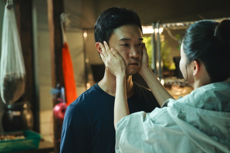 영화 '보스'에서 조우진(왼쪽)과 배우 황우슬혜와 부부 연기를 하고 있다. 하이브미디어코프 제공