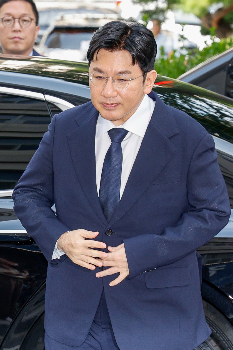 방시혁 하이브 의장이 15일 오전 자본시장법 위반 혐의(사기적 부정거래) 관련 바카라사이트 검증를 받기 위해 마포구 서울경찰청 금융범죄수사대에 출석하고 있다. 2025.9.15/바카라사이트 검증1 ⓒ News1 안은나 기자