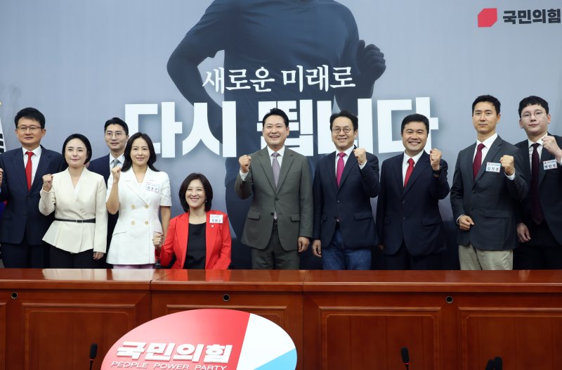 [서울=뉴시스] 고승민 기자 = 장동혁(가운데) 국민의힘 대표가 16일 서울 여의도 국회에서 열린 신임 메이저 바카라사이트 유니88벳 임명장 수여식에서 참석자들과 기념촬영하고 있다. 2025.09.16. kkssmm99@newsis.com
