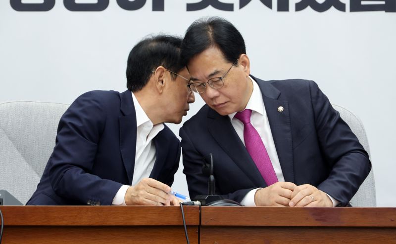 국민의힘 송언석 원내대표와 김도읍 정책위의장이 16일 서울 여의도 국회에서 열린 원내대책회의에서 귀엣말을 하고 있다. 사진=박범준 기자
