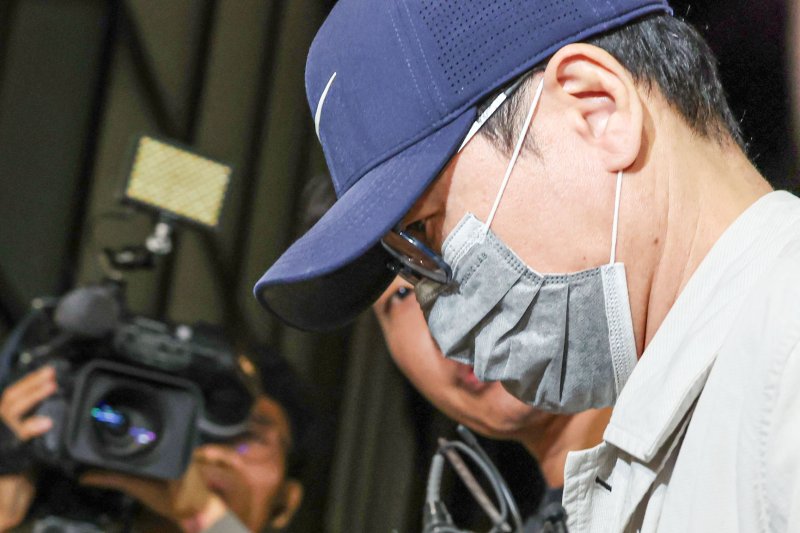 [서울=뉴시스] 권창회 기자 = 바카라사이트 홍보 승리바카라 주가조작 의혹 사건의 '키맨' 이기훈씨가 목포에서 체포돼 11일 서울 종로구 김건희 특검팀으로 호송되어 오고 있다. 2025.09.11. kch0523@newsis.com