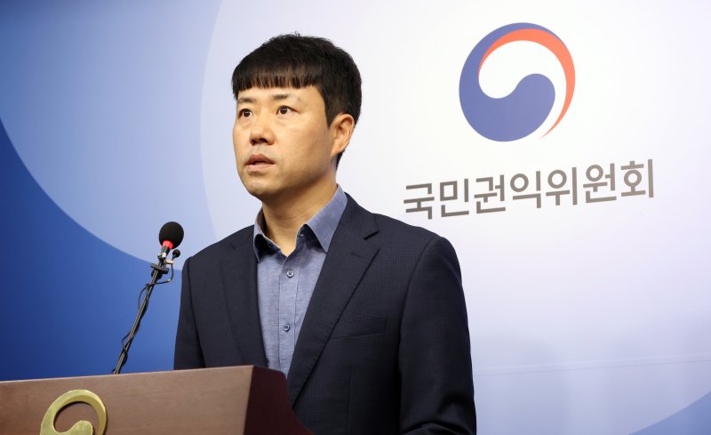 이덕희 국민권익위원회 제도개선총괄과장이 16일 세종시 정부세종청사에서 장례식장 사용료 등 합리성·투명성 제고 방안을 설명하고 있다. 뉴시스