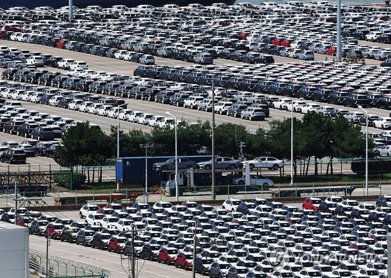 수출 대기 중인 자동차 (출처=연합뉴스)