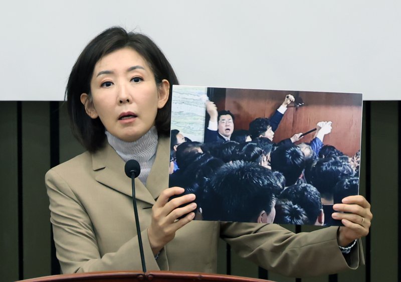 나경원 국민의힘 의원이 16일 서울 여의도 국회에서 열린 긴급 의원총회에서 '빠루' 관련 발언을 하고 있다. 뉴시스