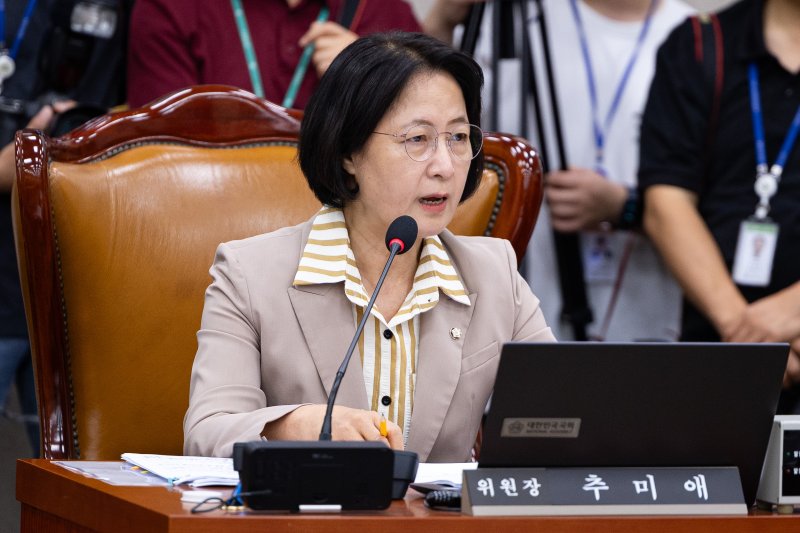 추미애 국회 법제사법위원장이 지난 4일 서울 여의도 국회에서 열린 제429회 국회(정기회) 법제사법위원회 제2차 전체회의에서 나경원 국민의힘 의원의 초선 관련 발언에 대해 사과를 요구하고 있다. 2025.9.4/뉴스1 ⓒ News1 유승관 기자