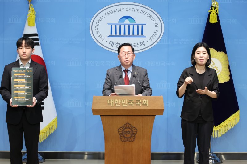 국민의힘 유용원 의원이 16일 서울 여의도 국회 소통관에서 파주 포병부대 모의탄 폭발 사고와 관련해 유사 사고 재발 방지를 위한 대책을 국방부에 촉규하고 있다. 연합뉴스