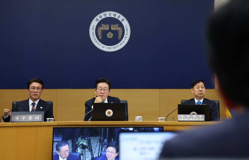 이재명 대통령이 16일 세종시 정부세종청사에서 열린 제42회 국무회의에서 최교진 사회부총리 겸 교육부 장관의 발언을 경청하고 있다. 뉴시스