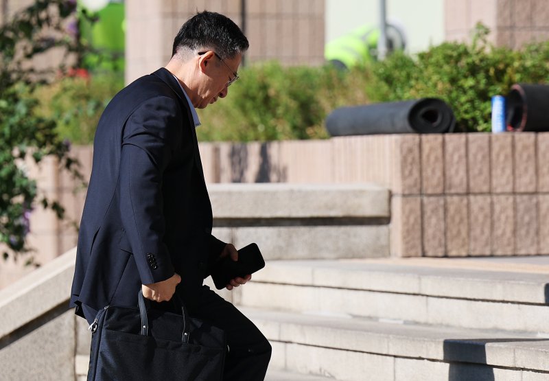 정성호 법무부 장관이 여당의 검찰개혁안 발표를 앞둔 5일 오전 경기도 과천시 정부과천청사 법무부로 출근을 하고 있다. 2025.9.5/뉴스1 ⓒ News1 오대일 기자