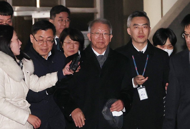 양승태 전 대법원장이 지난해 1월26일 서울 서초구 서울중앙지방법원에서 열린 '사법농단 혐의' 1심에서 무죄를 선고 받은 뒤 법원을 나서고 있는 모습. (공동취재) 2024.1.26/뉴스1 ⓒ News1 신웅수 기자