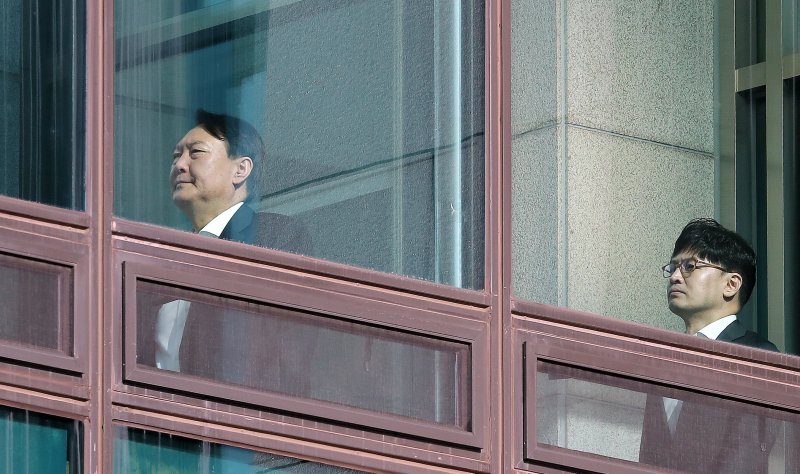 윤석열 전 대통령과 한동훈 전 국민의힘 대표. 사진은 2019년 12월 당시 검찰총장이던 윤 전 대통령과 대검 반부패강력부장이었던 한 전 대표가 서울 서초구 대검찰청에서 점심식사를 하기 위해 구내식당으로 이동하고 있는 모습. 2019.12.18/뉴스1 ⓒ News1 구윤성 기자