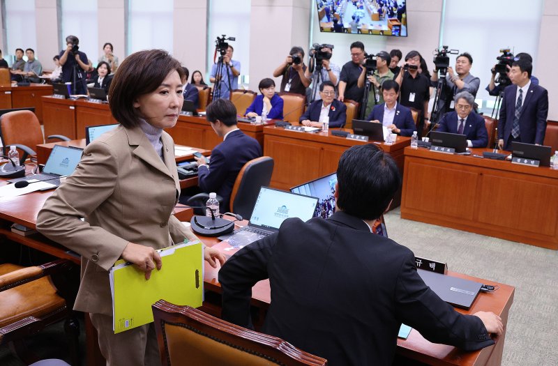 나경원 국민의힘 의원이 16일 오후 서울 여의도 국회에서 열린 법제사법위원회 전체회의에서 간사 선임의 건을 무기명 투표에 부치자 이에 반발해 퇴장하고 있다. 뉴스1