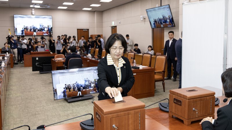추미애 국회 법제사법위원장이 16일 서울 여의도 국회에서 제429회국회(정기회) 법제사법위원회 제4차 전체회의에서 나경원 국민의힘 의원 간사 선임의 건과 관련해 무기명 투표를 하고 있다. 이날 나경원 의원 법사위 간사 선임의 건은 국민의힘 위원들의 불참 속에 무기명 투표로 진행됐다. 2025.9.16/뉴스1 ⓒ News1 이승배 기자