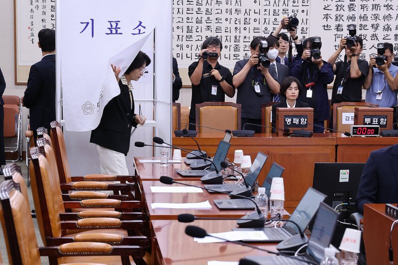 추미애 국회 법제사법위원장이 16일 오후 서울 여의도 국회에서 열린 법제사법위원회 전체회의에서 나경원 국민의힘 간사 선임에 대한 건을 투표하고 있다. 2025.9.16/뉴스1 ⓒ News1 신웅수 기자
