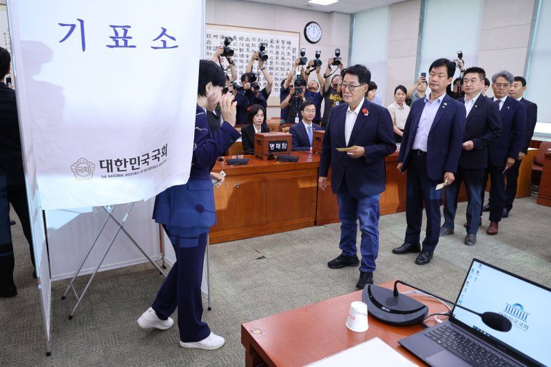 더불어민주당 의원들이 16일 오후 서울 여의도 국회에서 열린 법제사법위원회 전체회의에서 나경원 국민의힘 간사 선임에 대한 건을 투표하고 있다. 2025.9.16/뉴스1 ⓒ News1 신웅수 기자