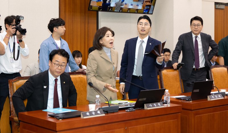 16일 서울 여의도 국회에서 열린 제429회국회(정기회) 법제사법위원회 제4차 전체회의에서 나경원 의원을 비롯한 국민의힘 법사위원들이 간사 선임의 건과 관련해 항의하고 있다. 2025.9.16/뉴스1 ⓒ News1 이승배 기자