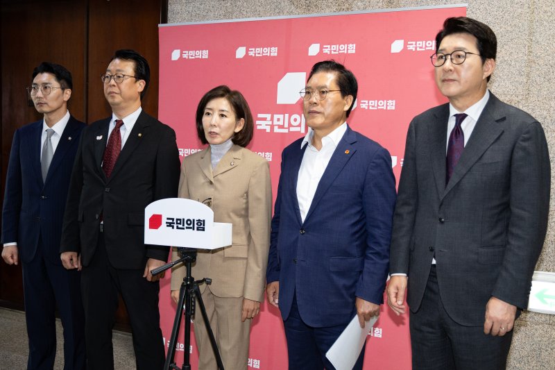국회 법제사법위원회 국민의힘 위원들이 16일 서울 여의도 국회에서 열린 법사위 전체회의에서 무기명 투표를 통해 나경원 국민의힘 의원의 국민의힘 간사 선임의 건이 부결되자 기자회견을 하고 있다. 왼쪽부터 박준태, 곽규택, 나경원, 송석준, 신동욱 의원. 2025.9.16/뉴스1 ⓒ News1 유승관 기자