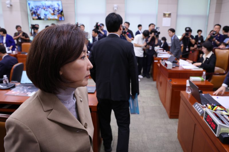 나경원 국민의힘 의원이 16일 오후 서울 여의도 국회에서 열린 법제사법위원회 전체회의에서 간사 선임의 건을 무기명 투표에 부치자 이에 반발해 퇴장하고 있다. 2025.9.16/뉴스1 ⓒ News1 신웅수 기자