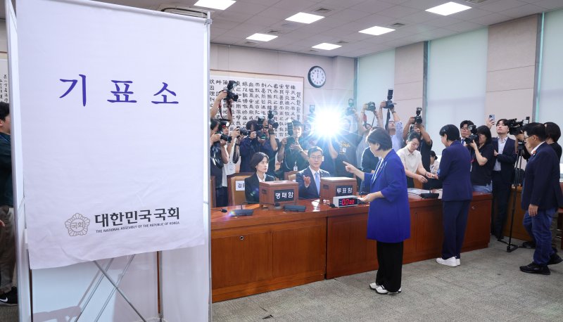 16일 오후 서울 여의도 국회에서 열린 법제사법위원회 전체회의에서 의원들이 나경원 국민의힘 간사 선임에 대한 건을 투표하고 있다. 2025.9.16/뉴스1 ⓒ News1 신웅수 기자
