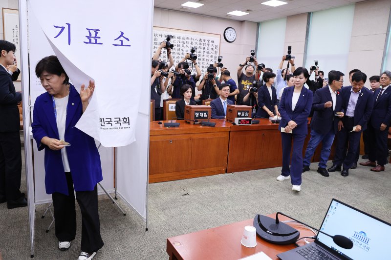 16일 오후 서울 여의도 국회에서 열린 법제사법위원회 전체회의에서 의원들이 나경원 국민의힘 간사 선임에 대한 건을 투표하고 있다. 2025.9.16/뉴스1 ⓒ News1 신웅수 기자