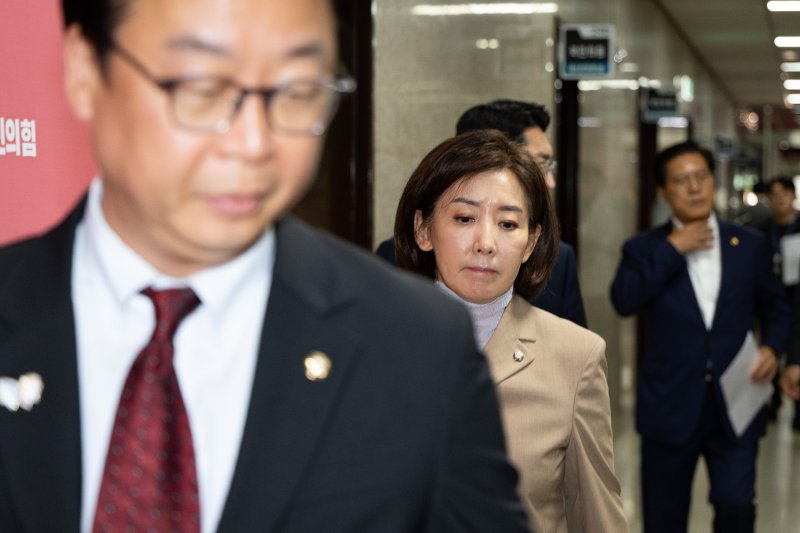 국회 법제사법위원회 국민의힘 위원들이 16일 서울 여의도 국회에서 열린 법사위 전체회의에서 무기명 투표를 통해 나경원 국민의힘 의원의 국민의힘 간사 선임의 건이 부결되자 기자회견을 위해 이동하고 있다. 왼쪽부터 곽규택, 나경원, 박준태, 송석준 의원. 2025.9.16/뉴스1 ⓒ News1 유승관 기자