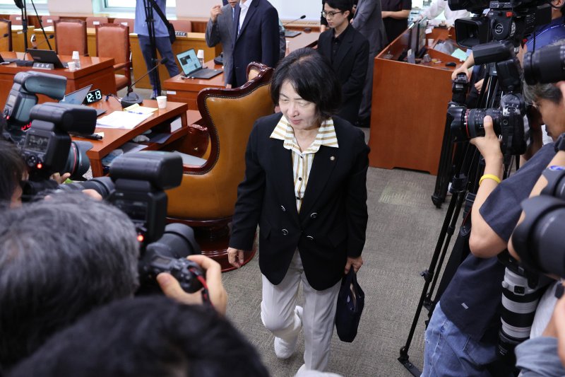 추미애 국회 법제사법위원장이 16일 오후 서울 여의도 국회에서 열린 법제사법위원회 전체회의에서 나경원 국민의힘 간사 선임에 대한 건을 부결한 후 회의장을 나서고 있다. 2025.9.16/뉴스1 ⓒ News1 신웅수 기자