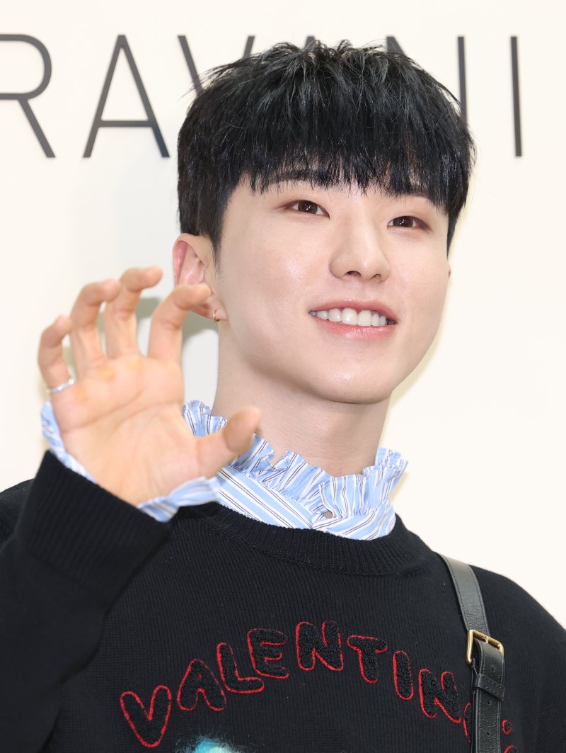 '입대' 세븐틴 호시, 1억 기부…잠비아 공립학교 건축 사업비