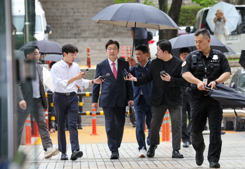권성동 국민의힘 의원이 16일 오후 서울 서초구 중앙지방법원에서 '통일교 불법 정치자금 수수' 의혹(정치자금법 위반 혐의) 관련 구속 전 피의자 심문(영장실질심사)에 출석하고 있다. 2025.9.16/뉴스1 ⓒ News1 안은나 기자