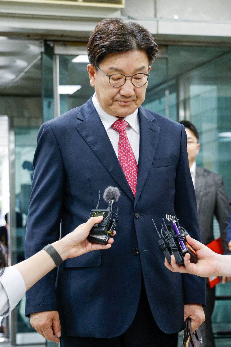 권성동 국민의힘 의원이 16일 오후 서울 서초구 중앙지방법원에서 '통일교 불법 정치자금 수수' 의혹(정치자금법 위반 혐의) 관련 구속 전 피의자 심문(영장실질심사)에 출석하며 입장을 밝히고 있다. 2025.9.16/뉴스1 ⓒ News1 안은나 기자