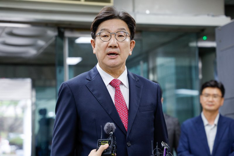 권성동 국민의힘 의원이 16일 오후 서울 서초구 중앙지방법원에서 '통일교 불법 정치자금 수수' 의혹(정치자금법 위반 혐의) 관련 구속 전 피의자 심문(영장실질심사)에 출석하며 입장을 밝히고 있다. 2025.9.16/뉴스1 ⓒ News1 안은나 기자