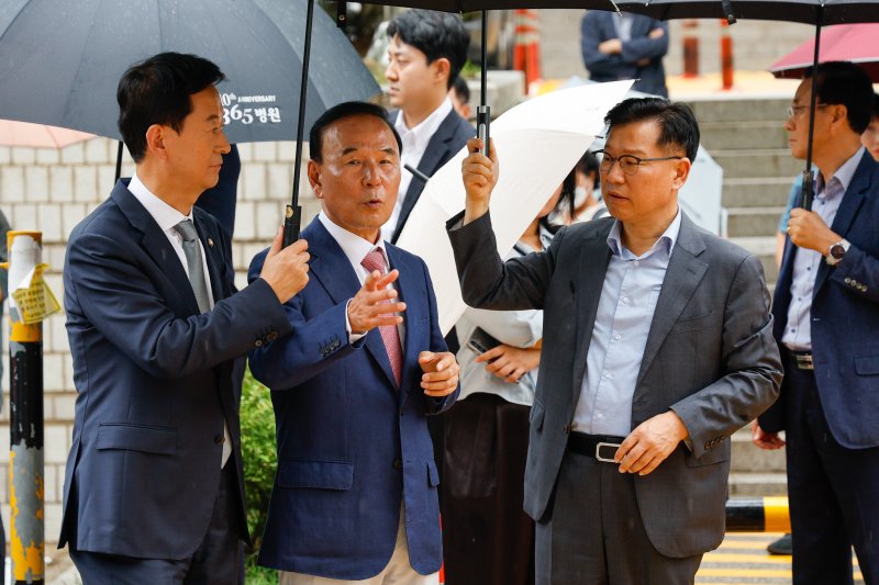 국민의힘 최은석(왼쪽부터), 박덕흠, 이양수 의원이 16일 오후 권성동 의원 영장실질심사가 열린 서울 서초구 중앙지방법원에서 대화를 나누고 있다. 2025.9.16/뉴스1 ⓒ News1 안은나 기자