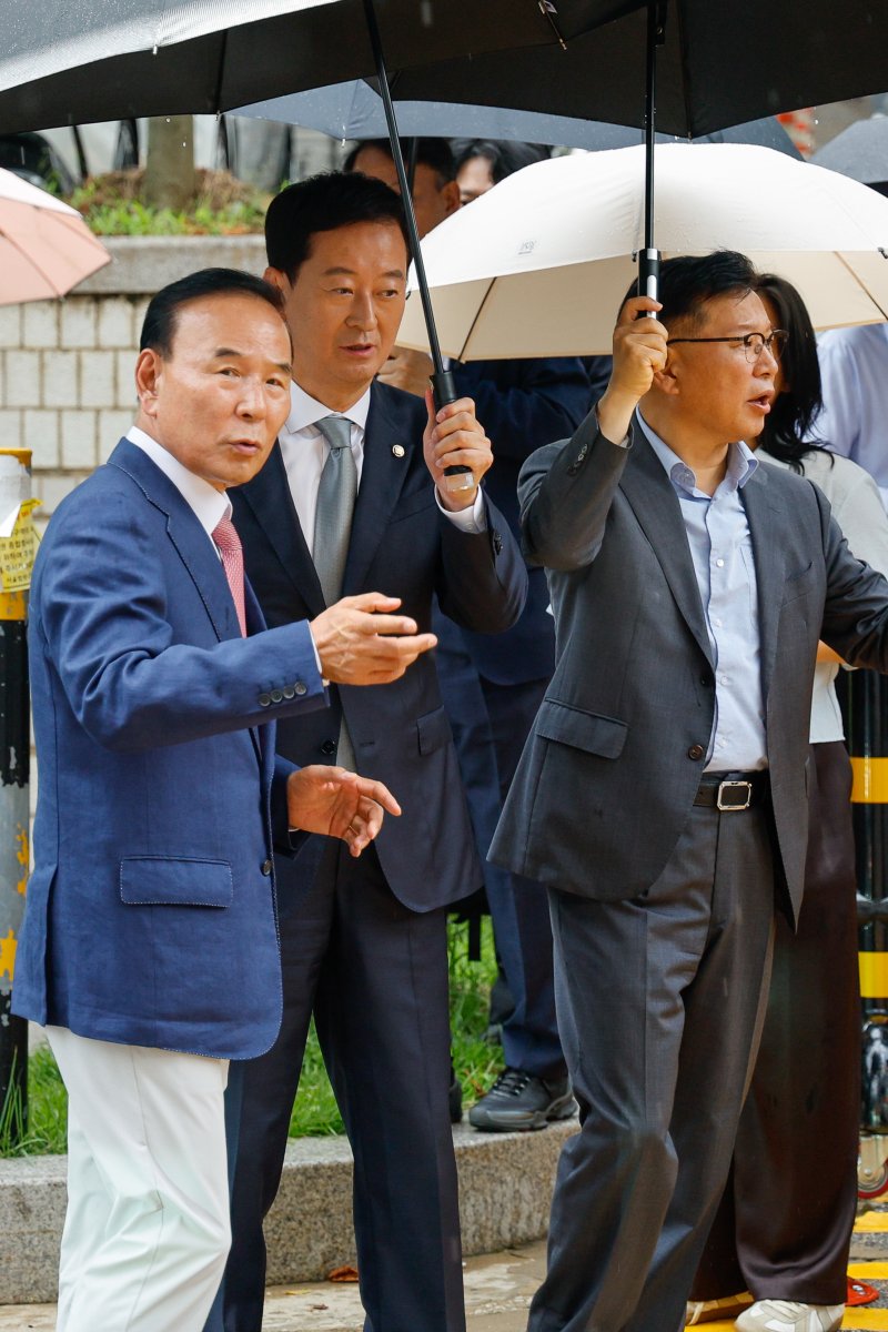 국민의힘 박덕흠(왼쪽부터), 최은석, 이양수 의원이 16일 오후 권성동 의원 영장실질심사가 열린 서울 서초구 중앙지방법원에서 대화를 나누고 있다. 2025.9.16/뉴스1 ⓒ News1 안은나 기자